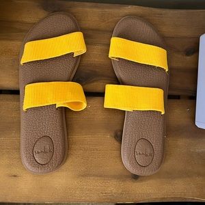 Sanuk Yoga Gore Gore sandals